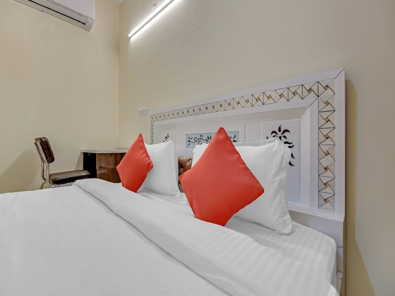 Oyo Flagship 39564 Shiv Hotel