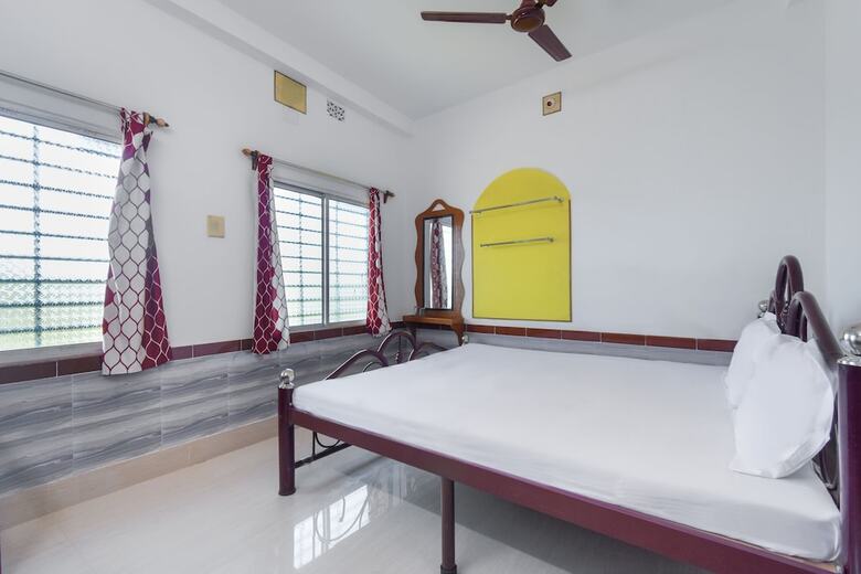 Spot On 46657 Sharav Chandra's Hotel