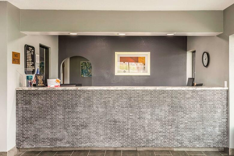 Motel Econo Lodge Inn & Suites