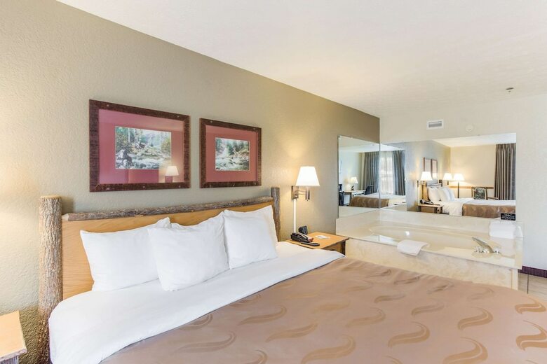 Hotel Quality Inn & Suites