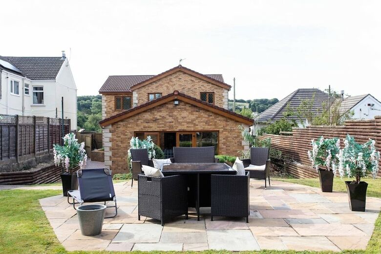 4 Bed House With Swimming Pool And Sauna