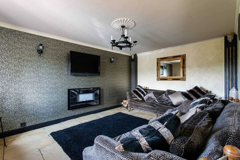 4 Bed House With Swimming Pool And Sauna