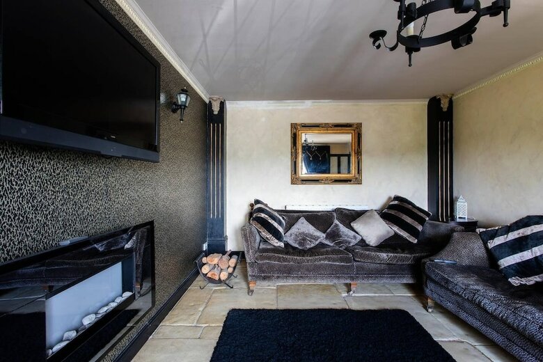 4 Bed House With Swimming Pool And Sauna