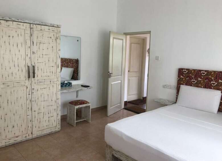 Bed & Breakfast C J Beach Resort