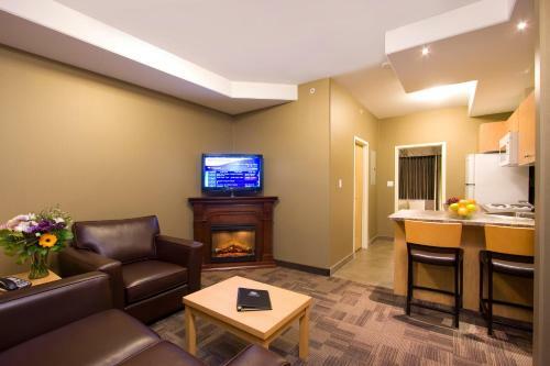 Hotel Woodlands Inn & Suites