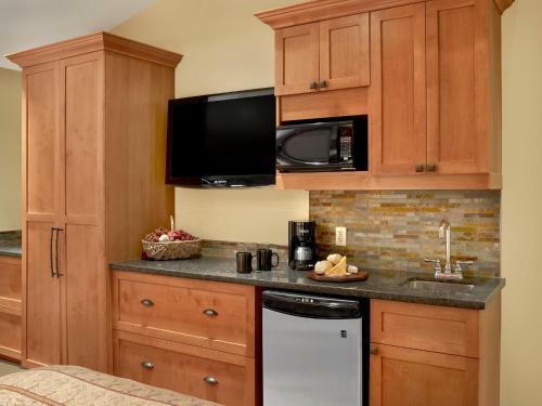 Hotel Patricia Lake Bungalows