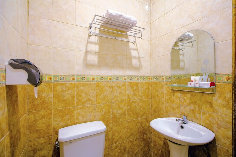 Hostal Oyo 1770 Hotel Mawar Saron 2