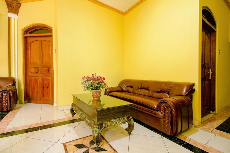 Hostal Oyo 1770 Hotel Mawar Saron 2