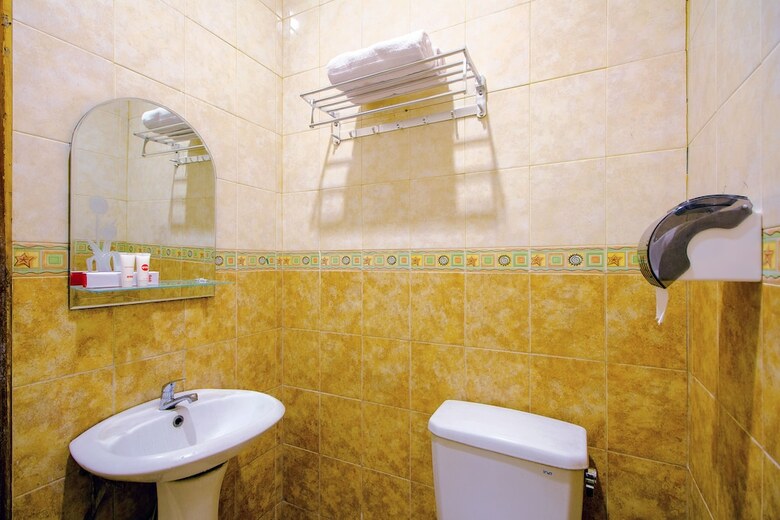 Hostal Oyo 1770 Hotel Mawar Saron 2