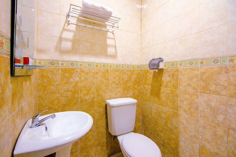 Hostal Oyo 1770 Hotel Mawar Saron 2