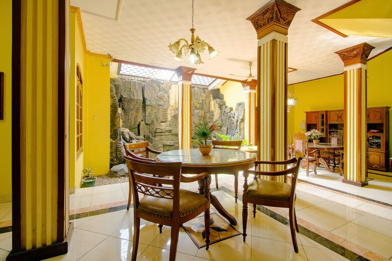 Hostal Oyo 1770 Hotel Mawar Saron 2