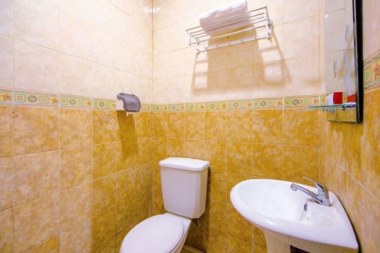 Hostal Oyo 1770 Hotel Mawar Saron 2