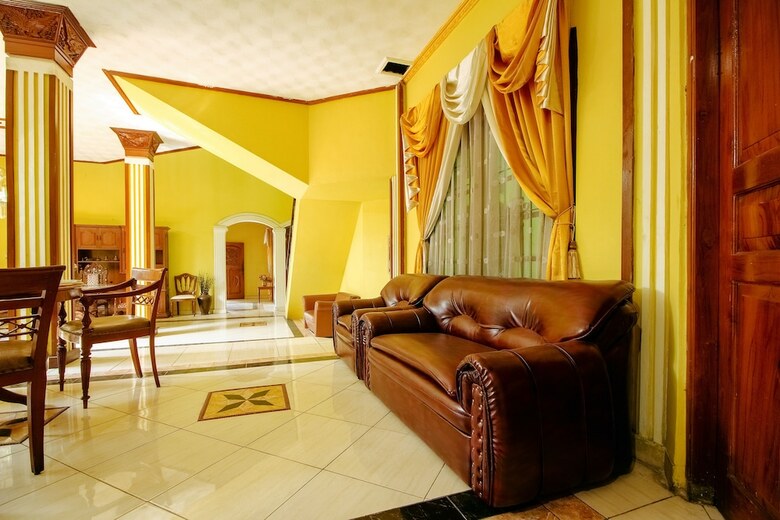 Hostal Oyo 1770 Hotel Mawar Saron 2