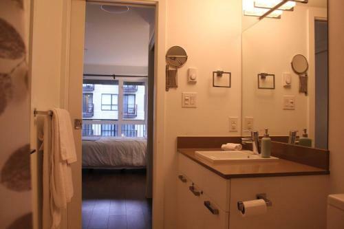 Apartamento 1 Br Heritage Condo In Canada's Oldest Chinatown