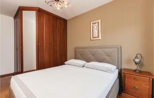Two-bedroom Apartment In Podstrana