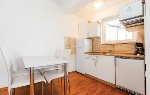 One-bedroom Apartment In Murter