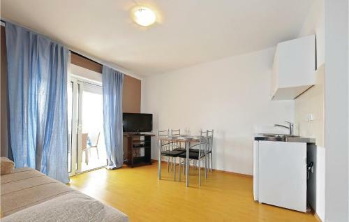 One-bedroom Apartment In Pirovac