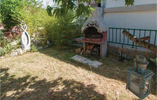 Three-bedroom Apartment In Pirovac