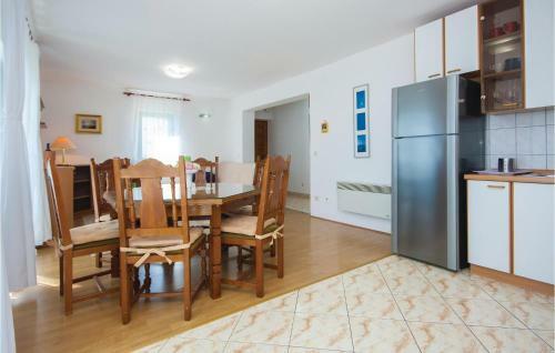 Three-bedroom Apartment In Pirovac