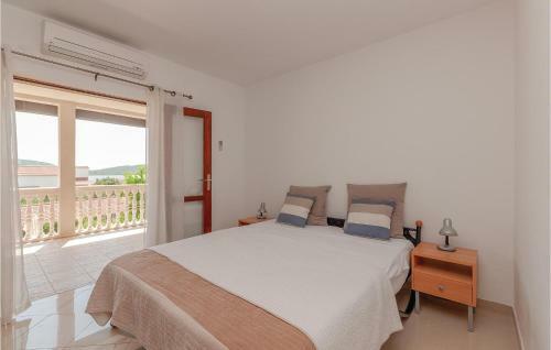 Two-bedroom Apartment In Pirovac