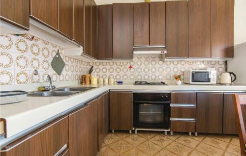 Four-bedroom Apartment In Pakostane