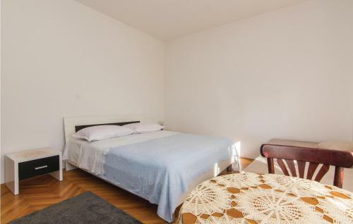 Four-bedroom Apartment In Pakostane