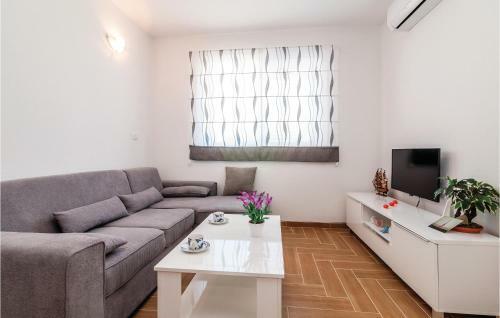 Two-bedroom Apartment In Pakostane