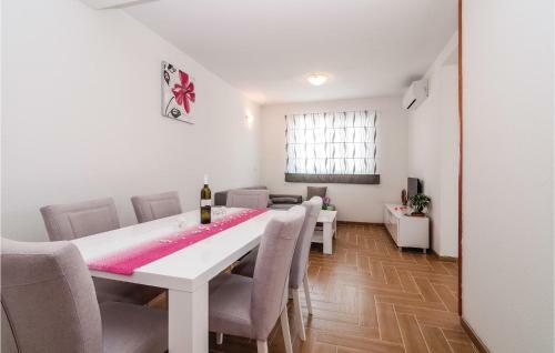 Two-bedroom Apartment In Pakostane