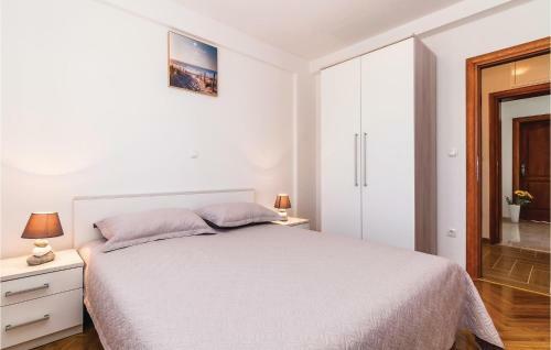 Two-bedroom Apartment In Pakostane