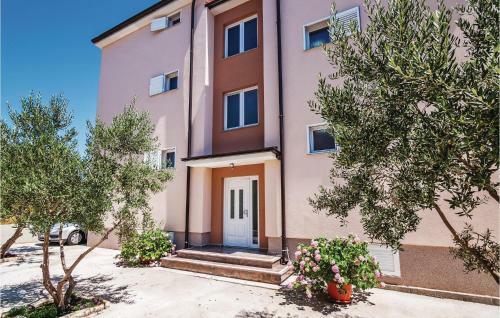 Two-bedroom Apartment In Pakostane