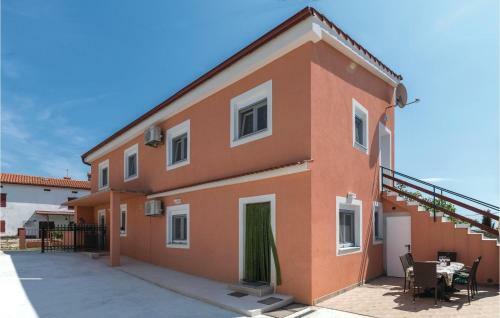 Two-bedroom Apartment In Peruski