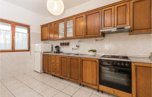 Three-bedroom Holiday Home In Pag