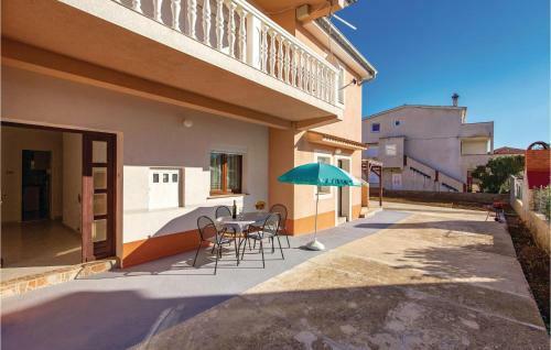 Three-bedroom Holiday Home In Pag