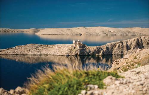 Three-bedroom Holiday Home In Pag