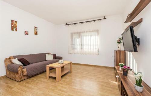 Three-bedroom Holiday Home In Pag