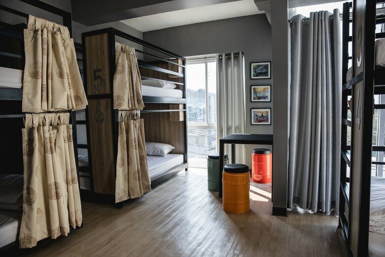 Hostal Sleep To Fly Hotel & Hostel