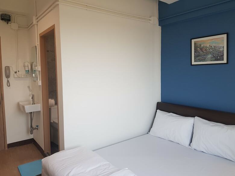 Hostal Sleep To Fly Hotel & Hostel