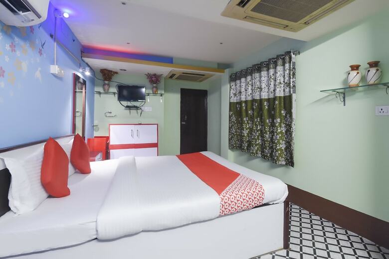 Oyo 60767 Dolphin Hotel