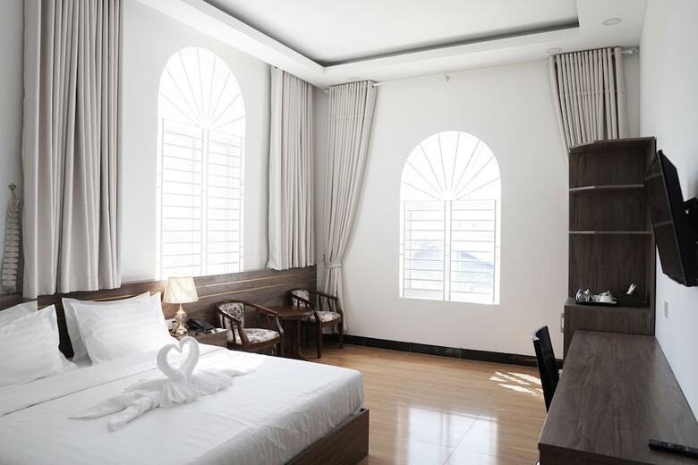 Apple Hotel Three