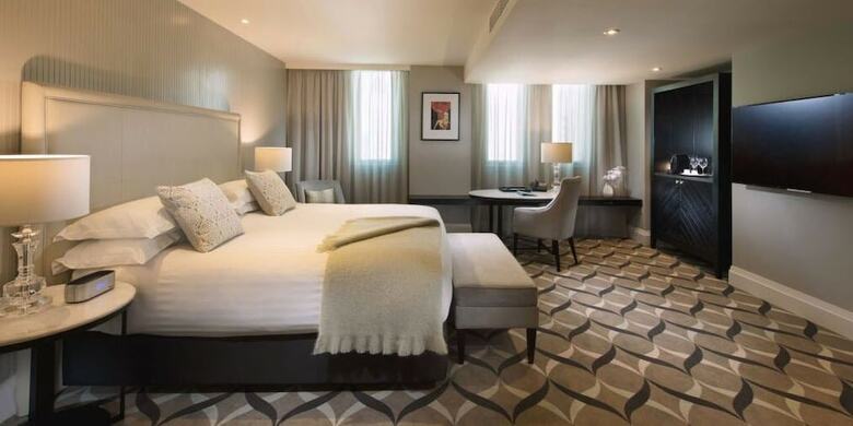 Apple Hotel Three