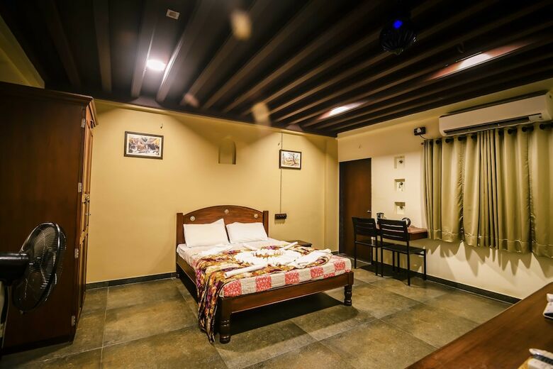 Hotel Patil Wada