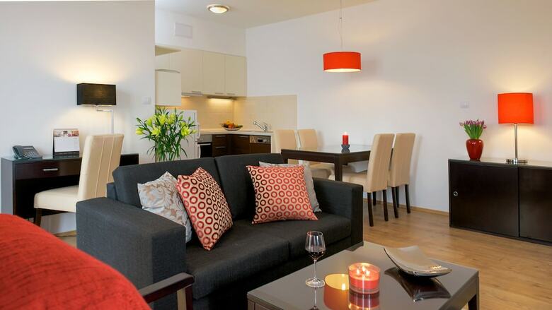 Escala Hotel & Suites