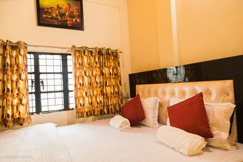 Hostal On The Ghat By Howdy Hostels