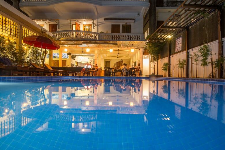 Hostal Poolside Villa