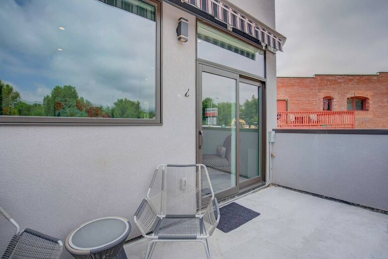 3br Modern Marveldowntown Customprivate Balcony