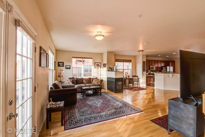 3br Downtown Townhome /w Stunning Balcony Views!