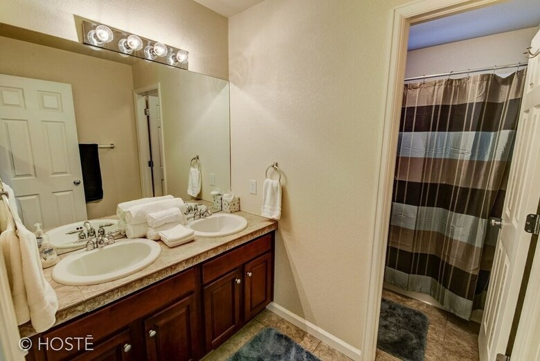 3br Downtown Townhome /w Stunning Balcony Views!