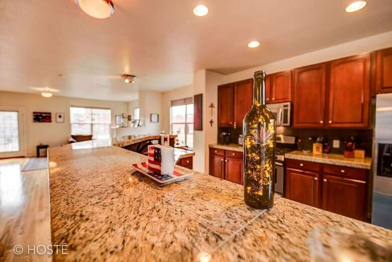 3br Downtown Townhome /w Stunning Balcony Views!