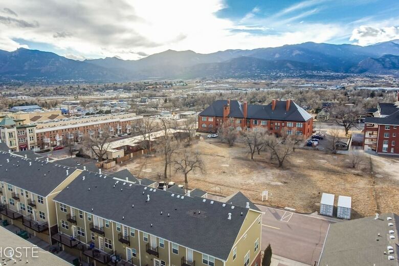 3br Downtown Townhome /w Stunning Balcony Views!