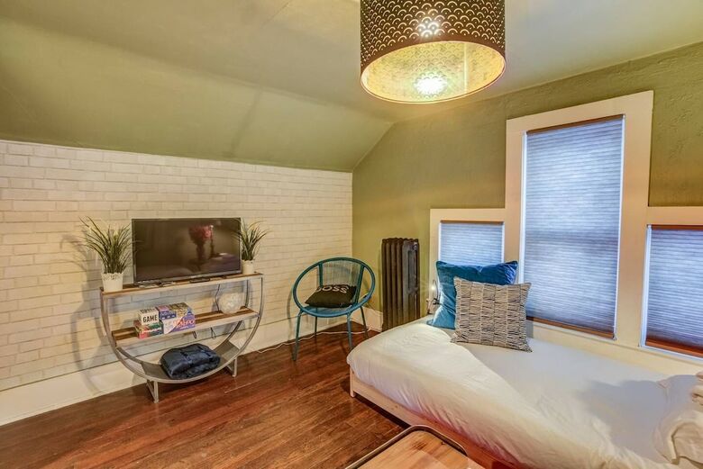 Apartamentos Whimsical Flat Color Unique & Chic Boutique